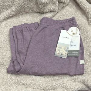 Brand NEW vuori dream knit boyfriend jogger in lilac heather